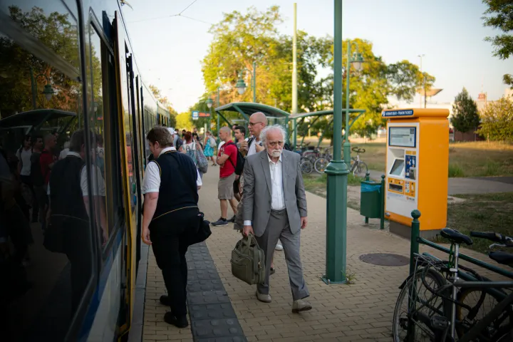 Vonatpótló tram-trainről vonatpótló buszra – Fotó: Szűcs Dániel / Szegeder / Telex