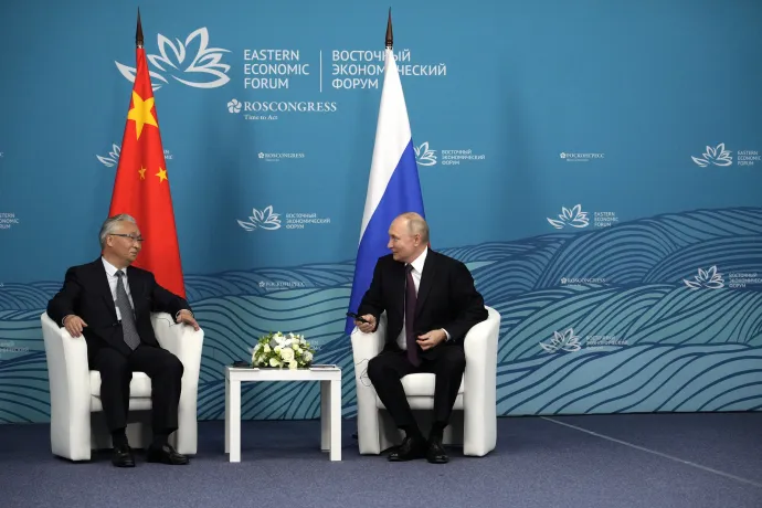 Csang Guoqing kínai miniszterelnök-helyettes és Putyin a Keleti Gazdasági Fórumon – Fotó: Sputnik