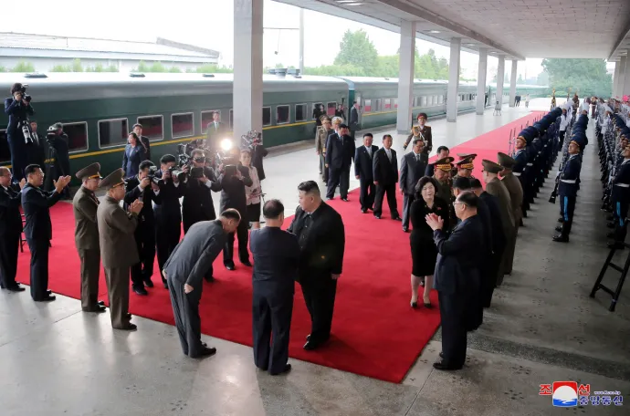 Kim Dzsongun észak-koreai vezetőt búcsúztatják Phenjanban, mielőtt oroszországba indul – Fotó: KCNA / Reuters