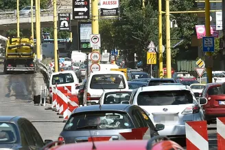 Városkutatók szerint nem a biciklisávok, hanem a félmillióval több autó okozza a dugókat Budapesten és környékén