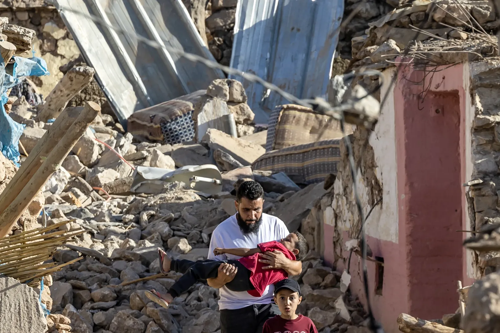 A Marrákestől délnyugatra fekvő Tafeghaghte hegyi falu lakói a földrengés után – Fotó: Fadel Senna / AFP