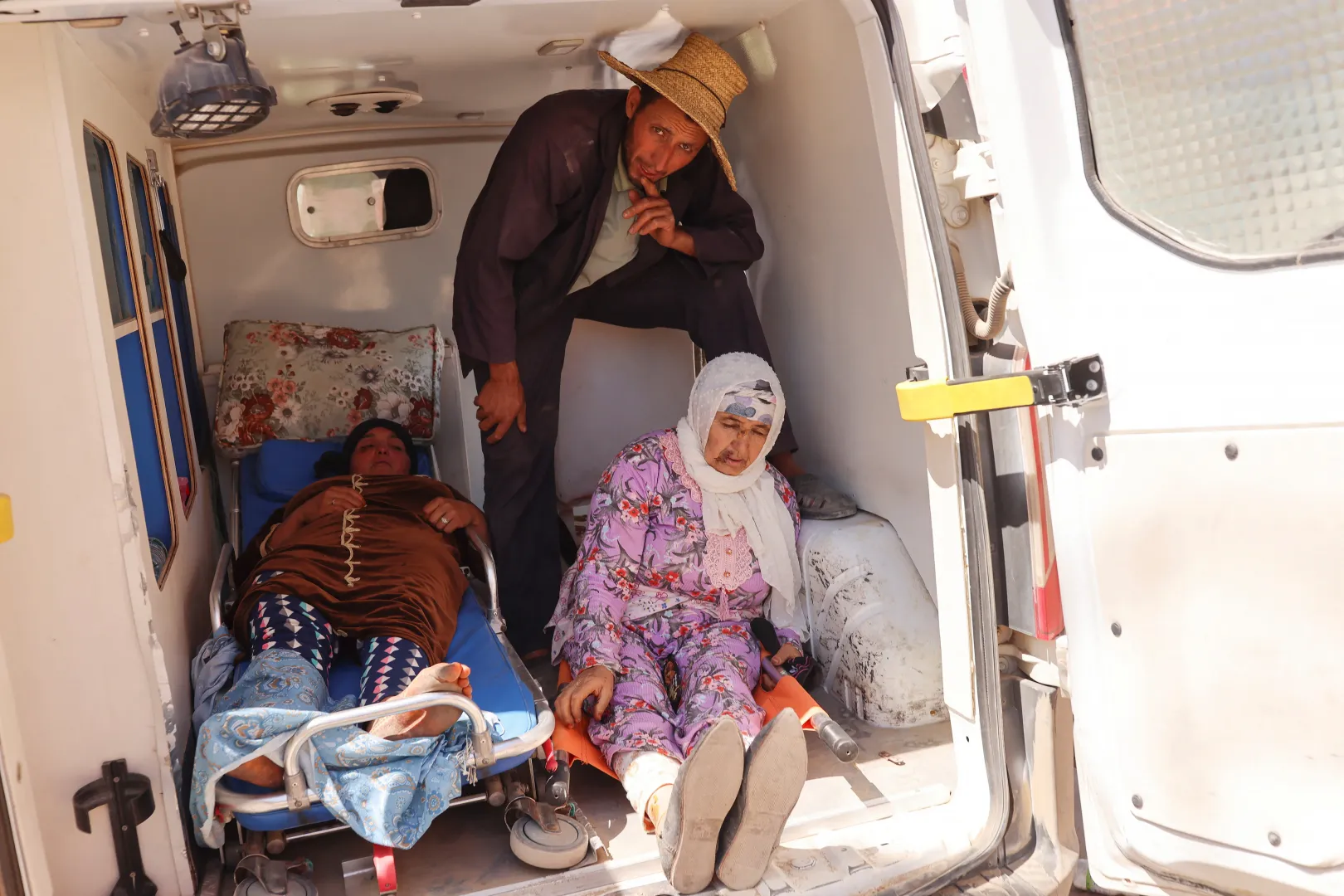 Sérültek egy mentőautóban a földrengés másnapján Amizmizben – Fotó: Nacho Doce / Reuters