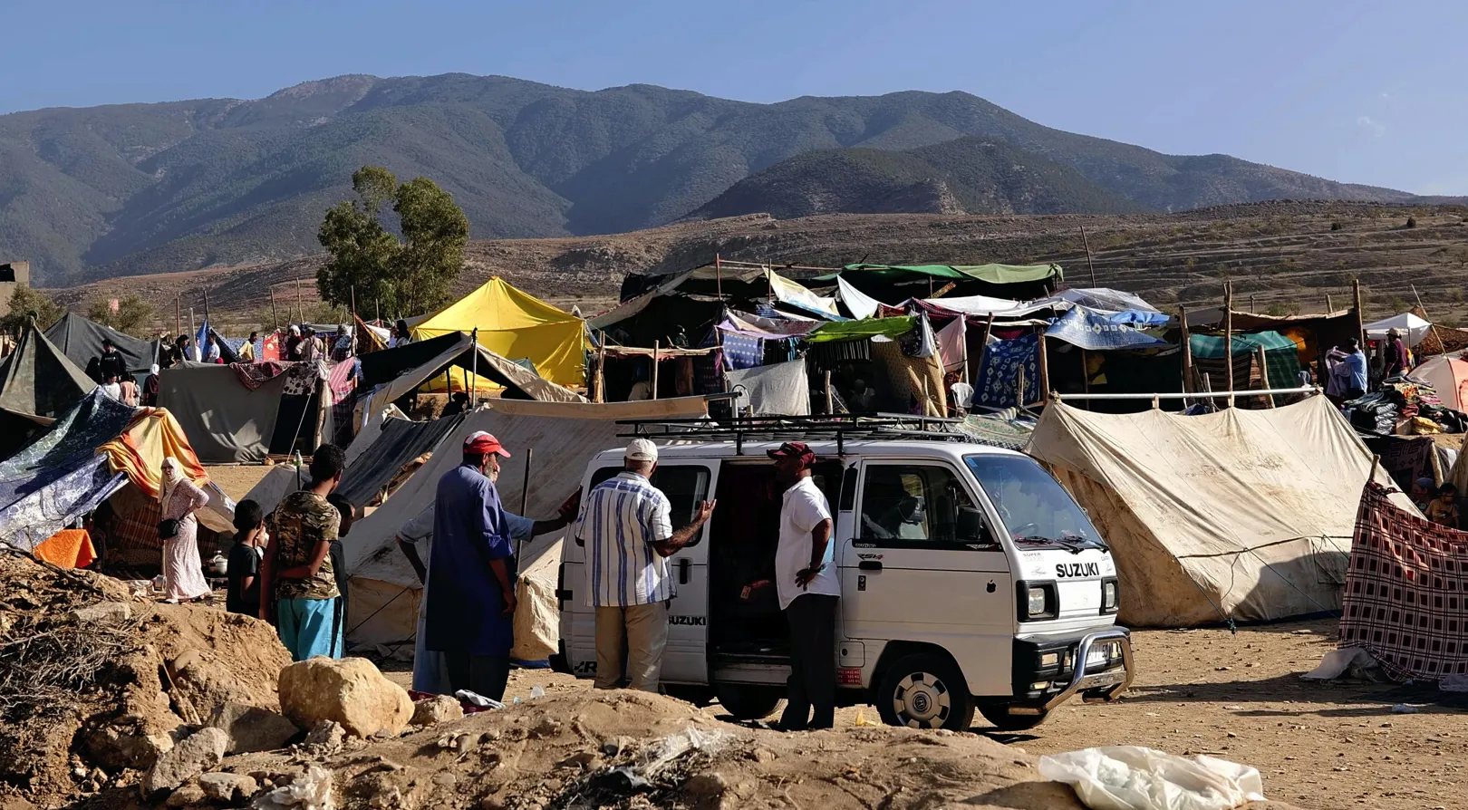 Helyi lakosok sátrakat állítanak fel egy üres telken Amizmizben. Nagyjából 300 ezer marokkói veszítette el az otthonát, sokan összetákolt sátrakban húzódnak meg, vagy a szabad ég alatt alszanak – Fotó: Michinari Nishida / Yomiuri / AFP