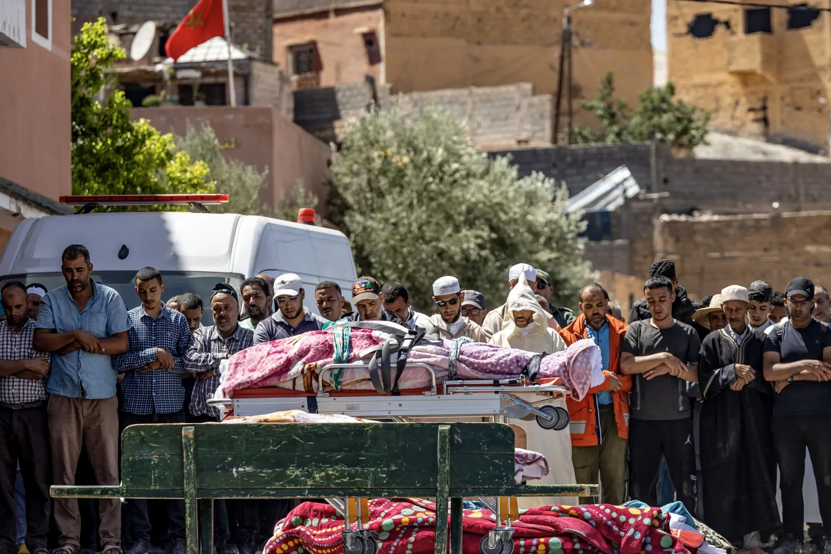 A földrengés áldozataiért imádkoznak az Al Haouz tartományban fekvő Moulay Brahimban – Fotó: Fadel Senna / AFP