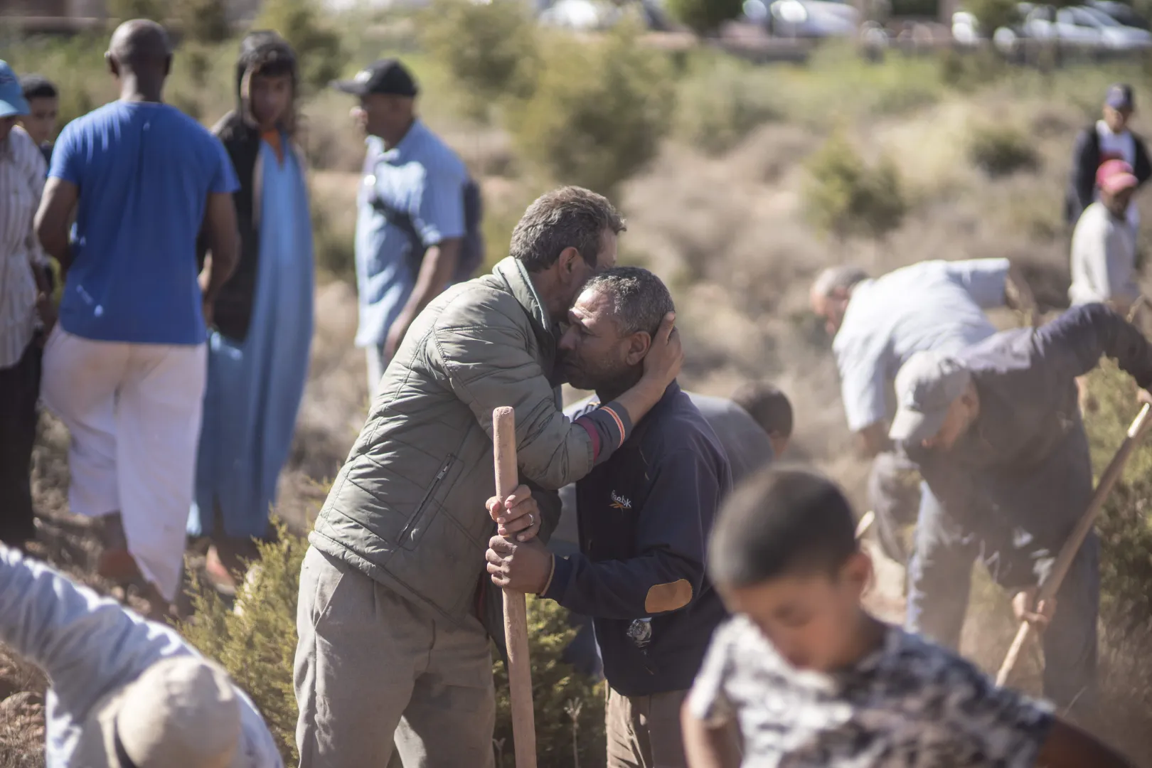 Sírgödröket ásnak helybeli férfiak Uargane faluban – Fotó: Moszaab es-Sami / AP / MTI