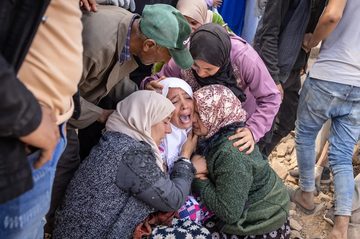 A síró nők egy családtagjukat gyászolják, akinek testét önkéntesek húzták ki a romok alól az Amizmiz mellett fekvő Imi N'Tala faluban – Fotó: Fadel Senna / AFP