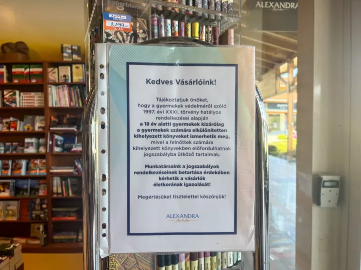 A biatorbágyi Alexandra üzlet bejáratánál is figyelmeztet a cég arra, hogy 18 alattiak csak az elkülönített könyveket ismerhetik meg, de annál az üzletnél nincs olyan kiírás, ami azt szabályozná, hol tartózkodhatnak bolton belül – Fotó: Olvasói fotó / Telex