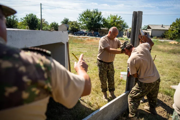 A román hadsereg katonái légvédelmi óvóhelyet építenek Plauru faluban, Bukaresttől 300 kilométerre keletre 2023. szeptember 12-én – Fotó: Mihai Barbu / AFP