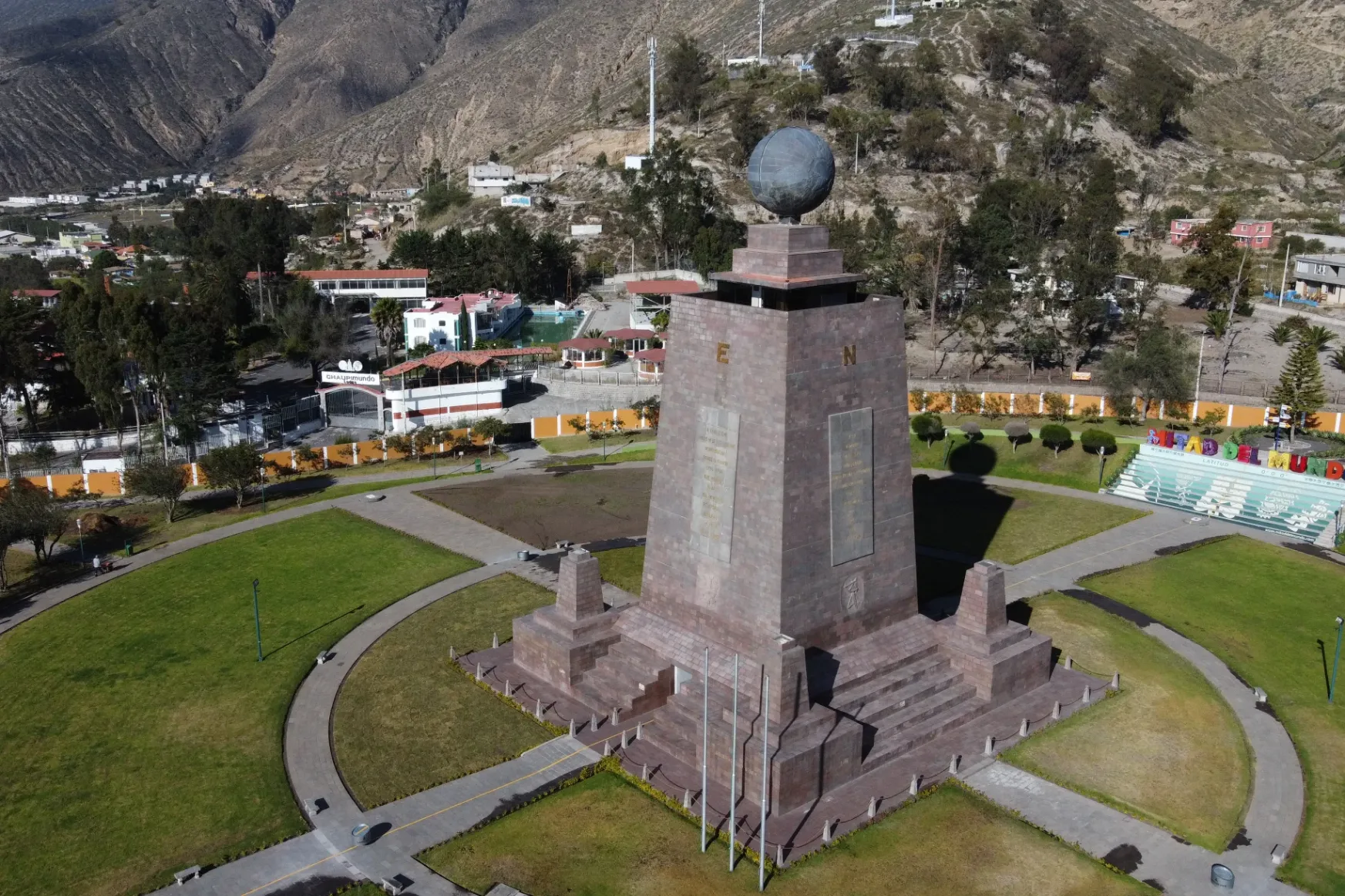A világ közepének szentelt emlékmű 240 méterrel lecsúszott az Egyenlítőről