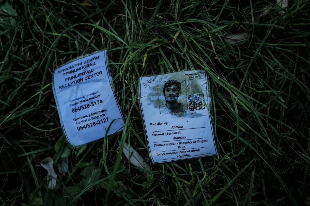 Identification documents left behind in Ipel'ské Predmostie, Slovakia, and a sleeping bag in a field in Drégelypalánk, Hungary – Photo: István Huszti / Telex