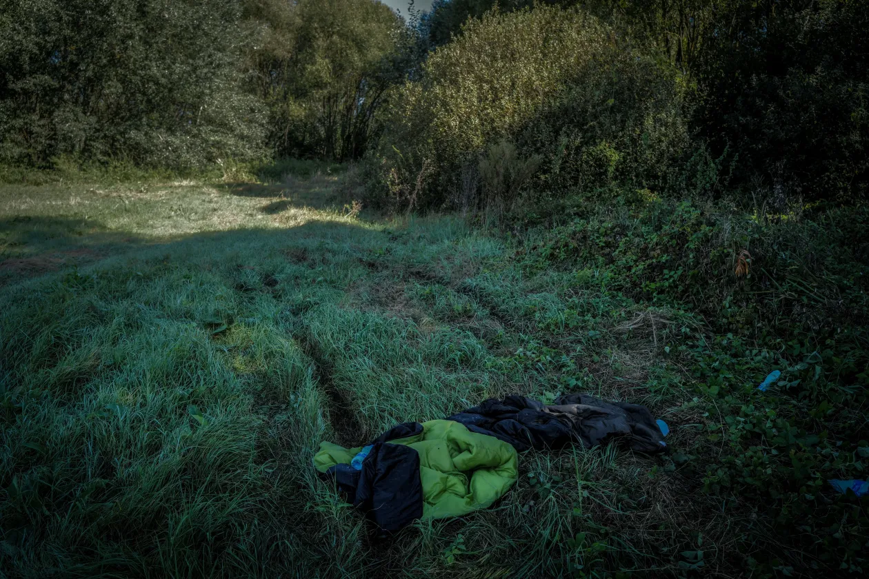 Identification documents left behind in Ipel'ské Predmostie, Slovakia, and a sleeping bag in a field in Drégelypalánk, Hungary – Photo: István Huszti / Telex