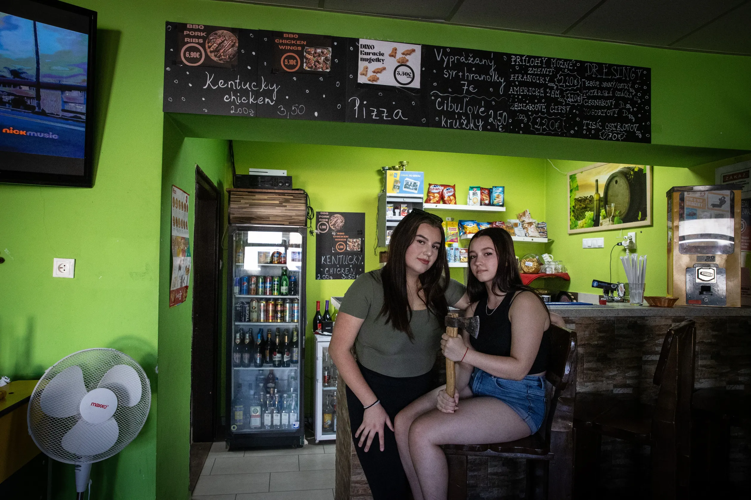 Vivien and Katka in Lesenice's hunting-style pub – Photo: István Huszti / Telex