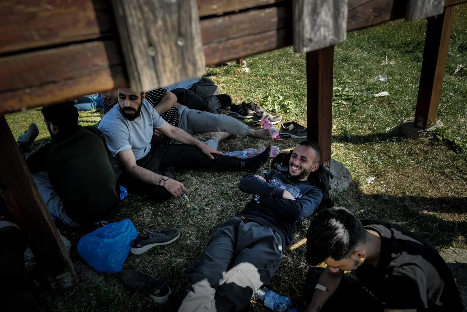 Migrants wait in Kiarov, Slovakia, on 7 September, 2023 – Photo: István Huszti / Telex