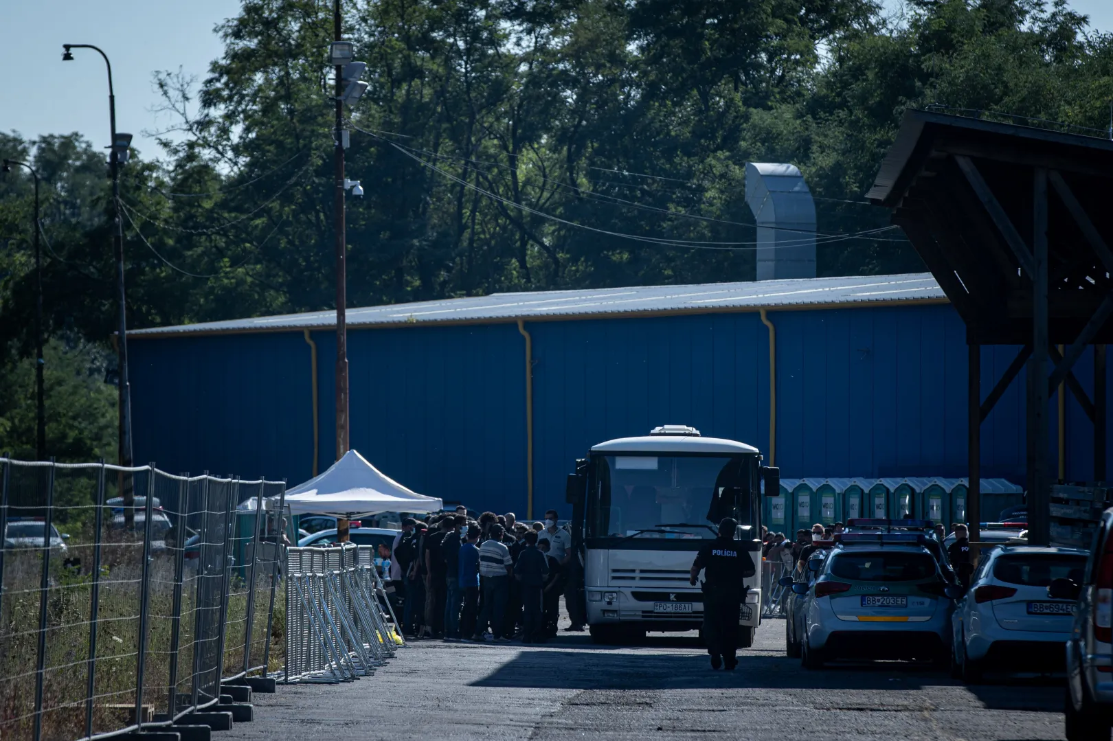 Migrants being taken away from the collection point in Vel'ky Krtiš, Slovakia on 7 September, 2023 – Photo: István Huszti / Telex