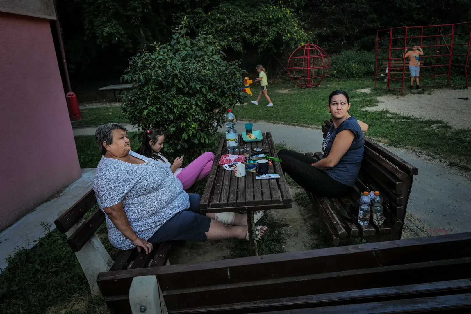 Locals in the immediate vicinity of the collection point in Vel'ky Krtiš, Slovakia – Photo: István Huszti / Telex