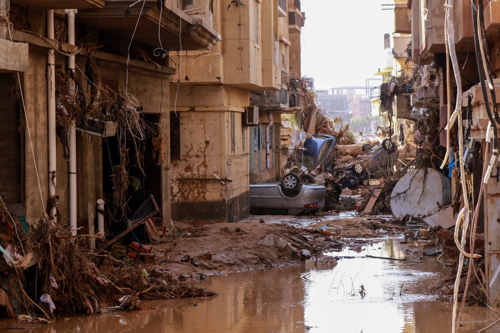 Felborult autók Derna elárasztott utcáin 2023. szeptember 11-én – Fotó: AFP