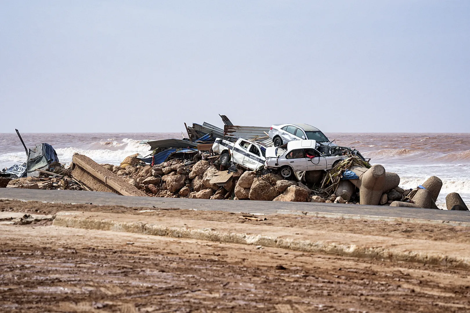 Derna tengerpartja az út mellé felsodródott járművekkel – Fotó: Prime Minister's Office Libya / Handout