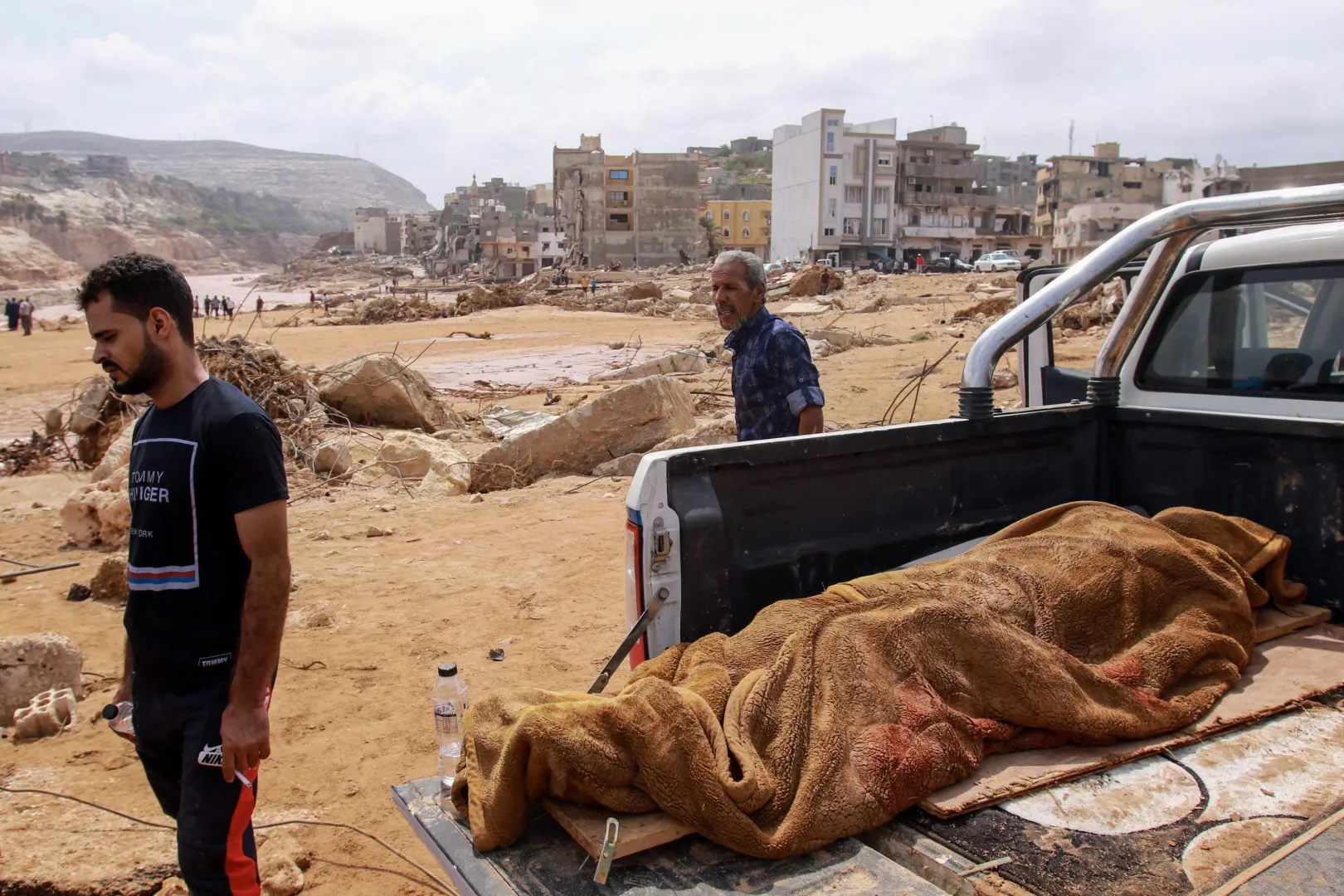 Pokrócba takart holttest egy terepjáró tetején 2023. szeptember 11-én. Áldozatok ezreit nem lehet még azonosítani a katasztrófahelyzet miatt – Fotó: AFP