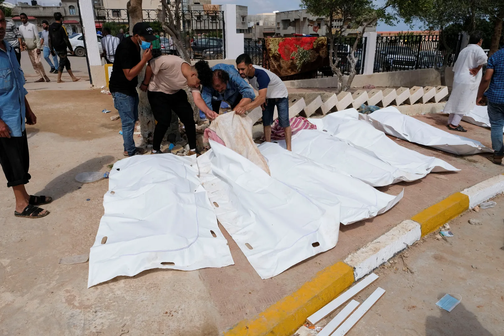 Egy kórház előtt próbálják azonosítani a holttesteket Dernában 2023. szeptember 12-én – Fotó: Esam Omran Al-fetori / Reuters
