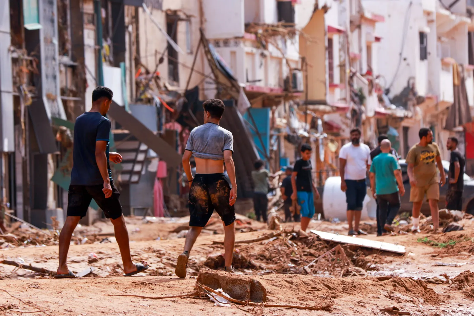Sár az utakon és az emberek ruháin Dernában az áradás után, 2023. szeptember 11-én – Fotó: AFP