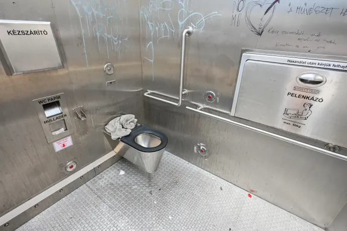 Kívül-belül körbejártuk a Blaha Lujza tér elátkozott közvécéjét