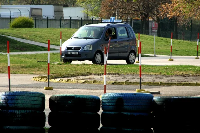 Bezárnák az autósoktatás kiskapuit, de az oktatók szerint az új rendszer eddig csak káoszt hozott