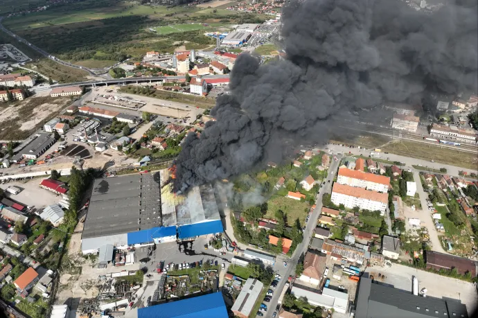 Hatalmas tűzzel égett a csíkszeredai burgonyaraktár, az óriási füst elborította a várost