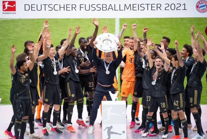 A Bayern München játékosai és Flick ünneplik a csapat győzelmét 2021. május 22-én, miután az Augsburg elleni mérkőzét megnyerve első lett a német bajnokságban – Fotó: Sven Hoppe / AFP