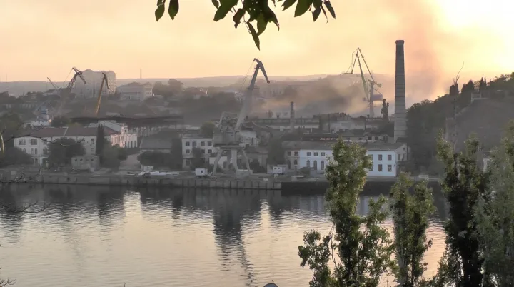 Füst szál a szevasztopoli hajógyár felett – Fotó: Reuters