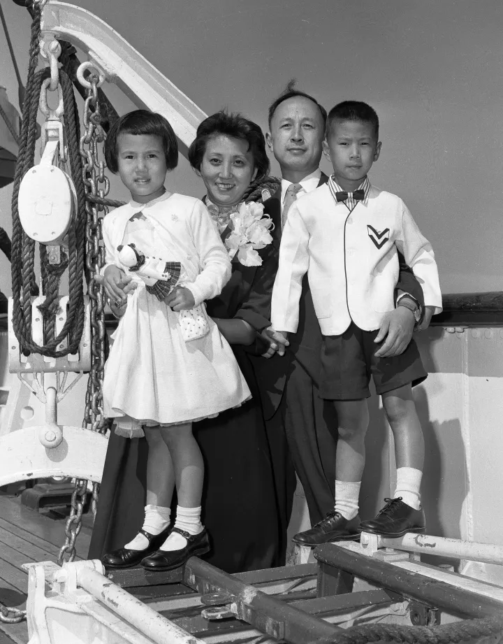Csien és családja a Kínába tartó hajón 1955. szeptember 18-án – Fotó: Los Angeles Times / UCLA Library Special Collections (CC BY 4.0)