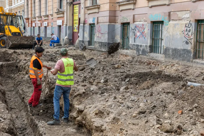 Megszokott látvány a felújítás alatt álló utcákban – Fotó: Tóth Helga / Transtelex