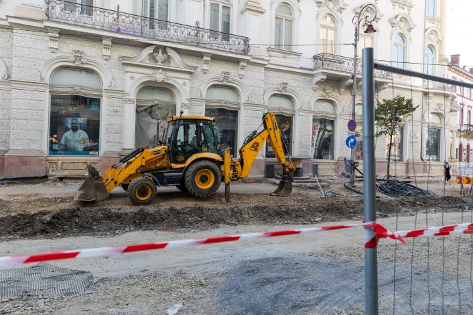 Kotrógép a continental szálloda előtt, az Egyetem utca és a Főtér sarkán. Igen, ennyire messze áll még minden a befejezéstől – Fotó: Tóth Helga / Transtelex