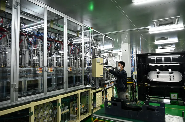 Elektronikai alkatrészeket gyártó üzem Vietnámban 2023 augusztusában – Fotó: Nhac Nguyen / AFP