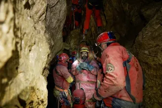Eddig nem látott videókat mutattak be a török barlangi mentésről a magyarok