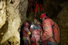 Eddig nem látott videókat mutattak be a török barlangi mentésről a magyarok