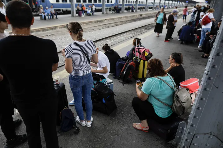 Két órára leállt a vasúti közlekedés Romániában a figyelmeztető sztrájk miatt