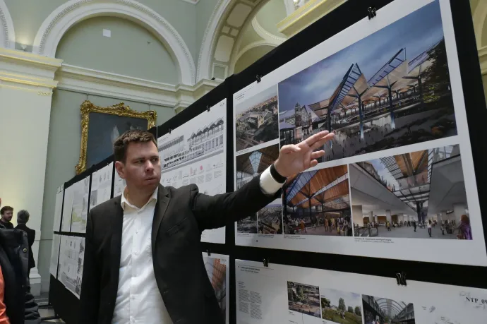 Vitézy Dávid a győztes, brit építésziroda, a Grimshaw Architects pályaművét mutatja a Nyugati pályaudvar tervpályázatának eredményhirdetése után, 2021. március 26-án – Fotó: Koszticsák Szilárd / MTI