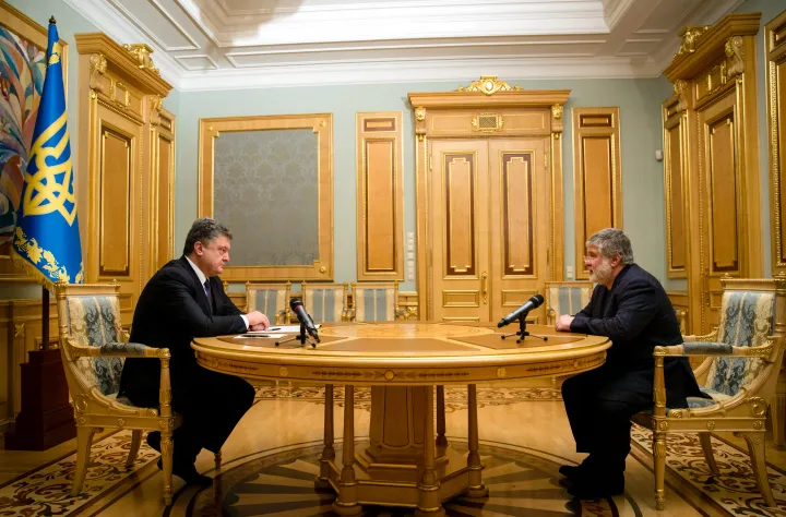Porosenko és Kolomojszkij tárgyal az oligarcha kormányzói tisztségéből való menesztéséről 2015. március 25-én – Fotó: Mikhail Palinchak / Ukrainian Presidential Service / AFP