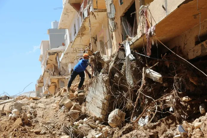 Török mentőcsapat tagja túlélők után kutat 2023. szeptember 14-én Dernában – Fotó: Tur Disaster & Emergency Managem / Anadolu Agency /AFP