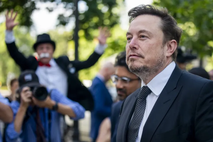 Elon Musk érkezik egy washingtoni tanácskozásra szeptember 13-án – Fotó: Shawn Thew / EPA / MTI
