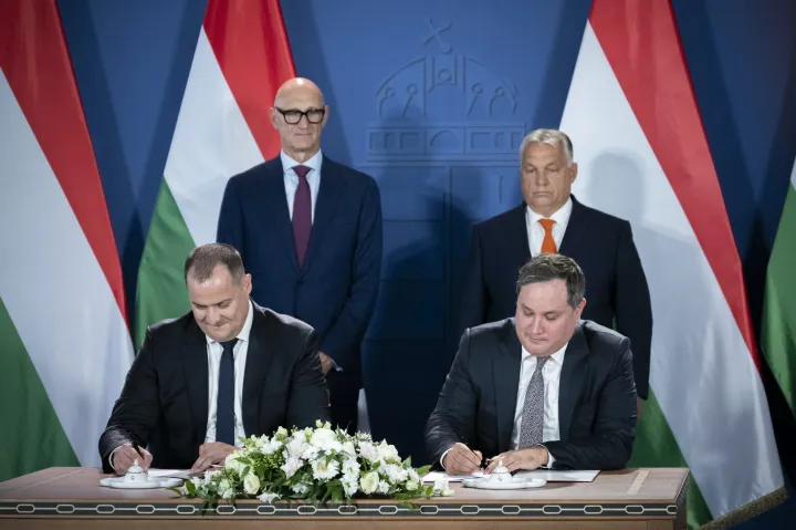 Nagy Márton (jobbra) és Rékasi Tibor (balra) aláírnak Orbán Viktor és Timotheus Höttges jelenlétében 2023. szeptember 15-én – Fotó: Benko Vivien Cher / Miniszterelnöki Sajtóiroda / MTI