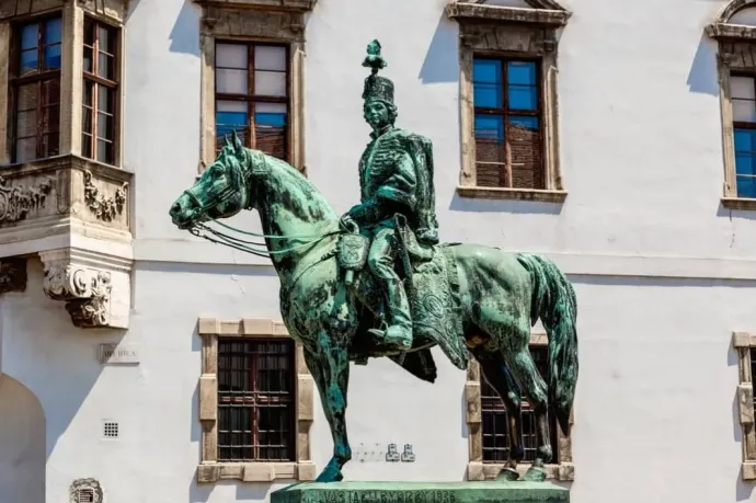 Zavarja Lázár minisztériumát, hogy a turisták a Hadik-lovasszobor heréjét simogatják a Várban