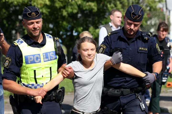 Greta Thunberget elviszik a rendőrök a malmői kikötőből 2023. július 24-én – Fotó: Andreas Hillergren / TT News Agency / AFP