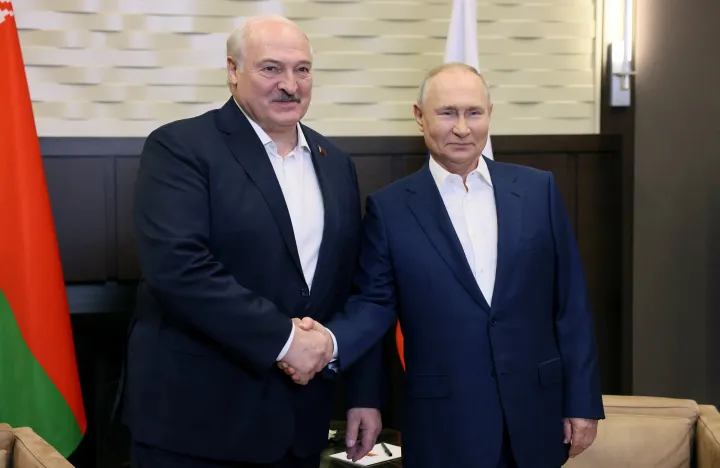 Vlagyimir Putyin orosz elnök és Alekszandr Lukasenko belarusz elnök kezet fognak találkozójukon az oroszországi Szocsiban – Fotó: Mikhail Metzel / Sputnik / Reuters 