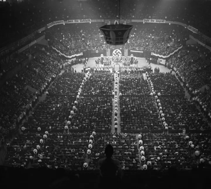 A New York-i Madison Square Gardenben tartott Friends of New Germany rendezvénye, amin közel húszezer ember vett részt 1934-ben – Fotó: Bettmann / Getty Images