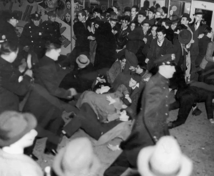Rendőrök verekednek a German American Bund tagjainak felvonulása ellen tiltakozó tömeggel a New York-i Madison Square Gardenben 1939. március 2-án – Fotó: Fox Photos / Hulton Archive / Getty Images