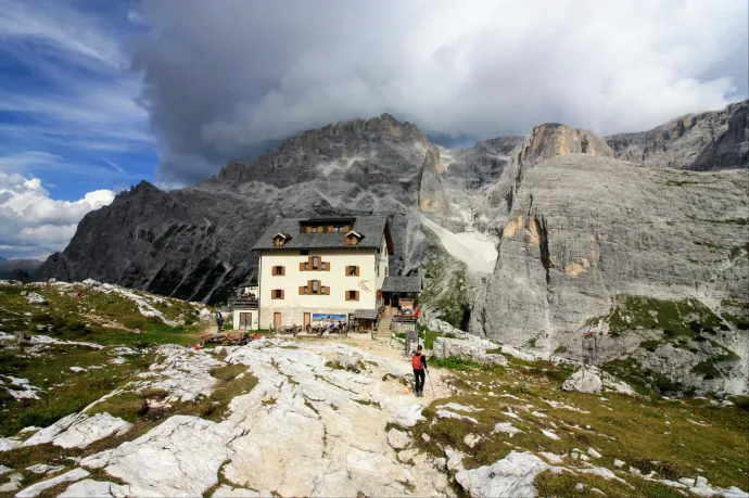 Magyar nevű turistaház uralja a Dolomitok egyik legszebb részét