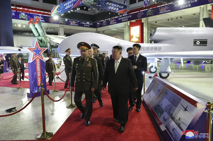 Szergej Sojgu orosz védelmi miniszter és Kim Dzsongun 2023. július 26-án egy fegyverkiállítást tekint meg Phenjanban – Fotó: KCNA / KNS / AFP