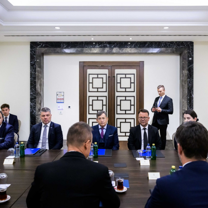 Újszerű, hogy Mészáros Lőrinc egy kormánytag mellett tárgyal külföldön