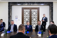 Újszerű, hogy Mészáros Lőrinc egy kormánytag mellett tárgyal külföldön